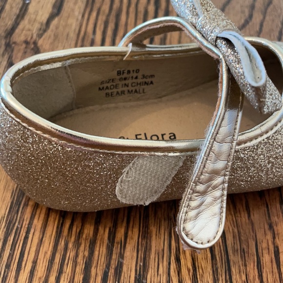 Toddler size 6 gold party shoes - Picture 3 of 4